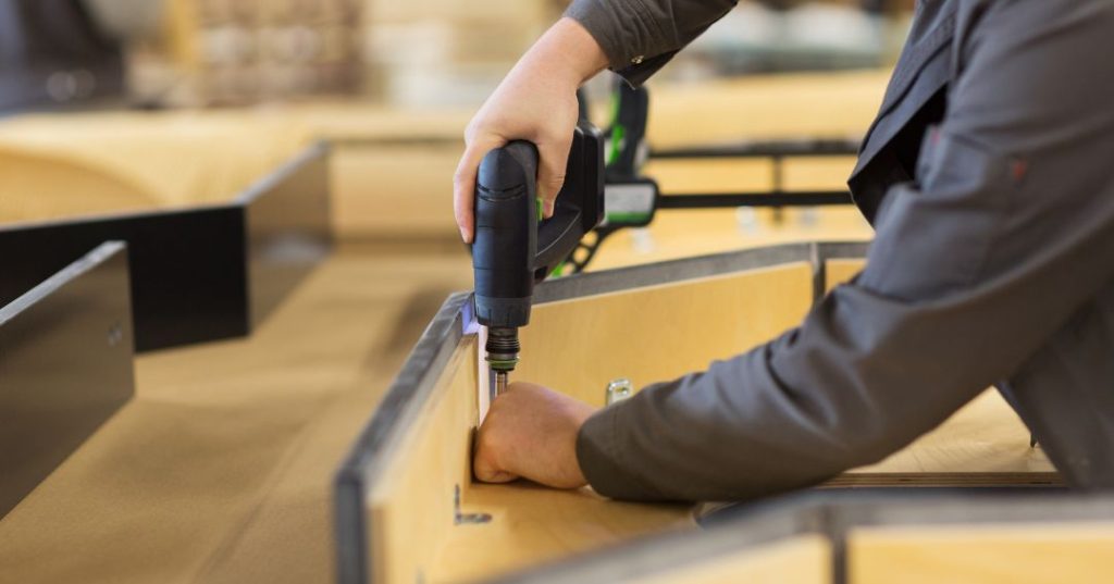 Como Montar Guarda-Roupa em Anápolis: 5 Passos e Dicas capa montador de moveis em Anápolis